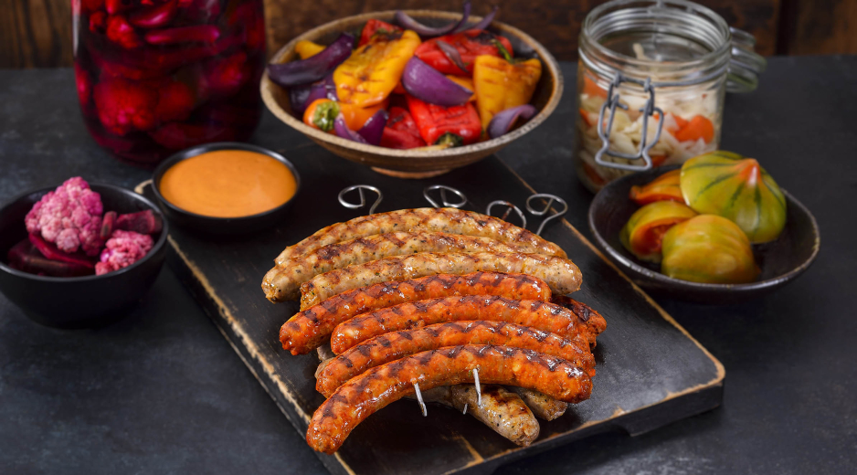 Grillezett kolbász baby paprikával, ecetes zöldségekkel 