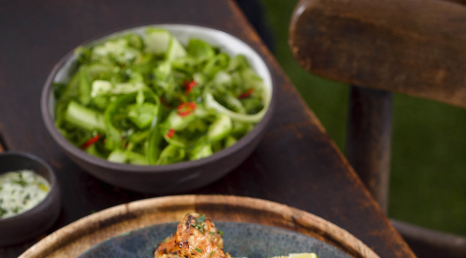 Csirkés fűszernövényes nyárs hideg uborkasalátával 