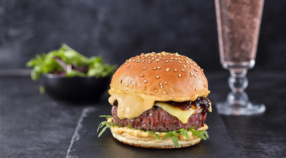 Finest ír sajtburger lilahagymás chutney-val és házi zsemlével