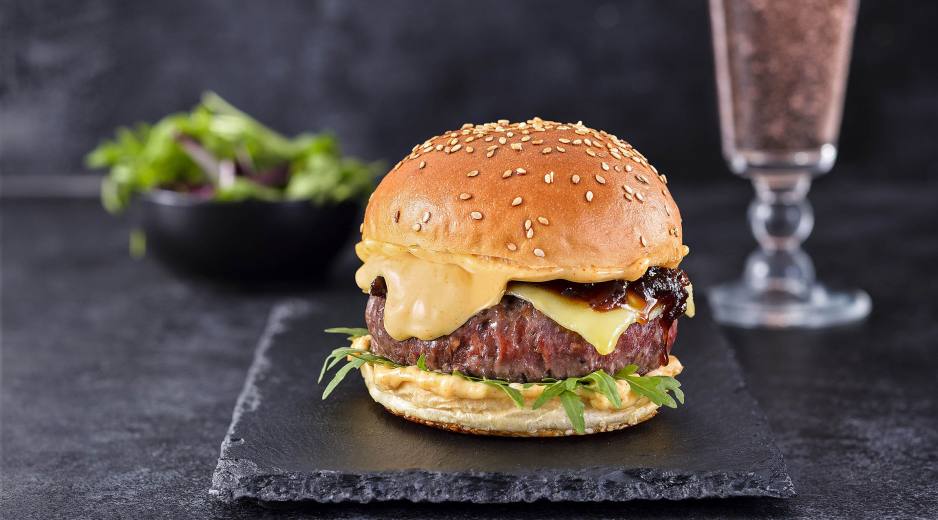 Finest ír sajtburger lilahagymás chutney-val és házi zsemlével