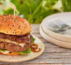 Házi hamburgerek és feltétek a nyári grillezéshez