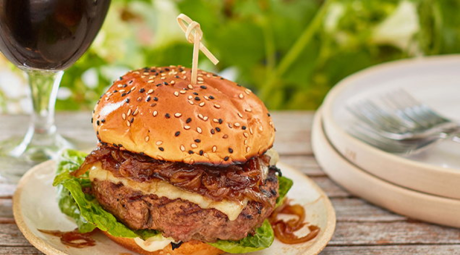 Házi hamburgerek és feltétek a nyári grillezéshez