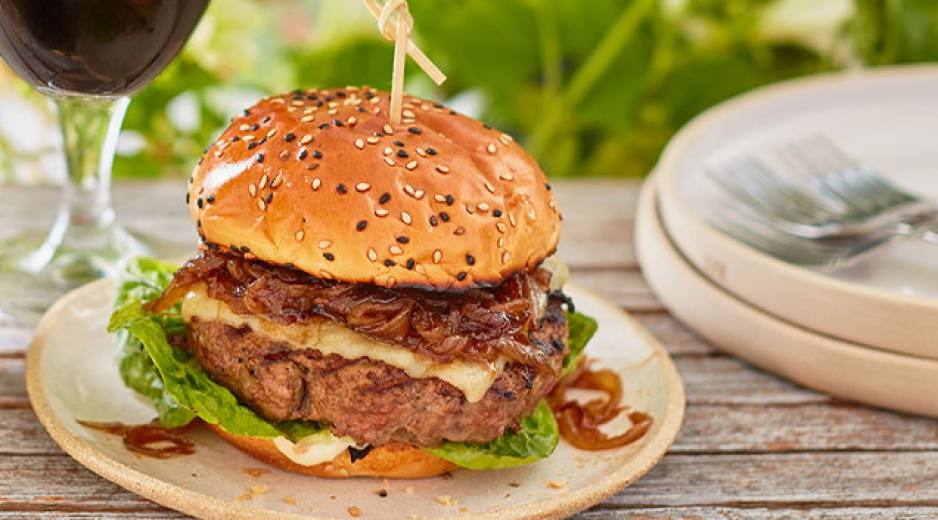 Házi hamburgerek és feltétek a nyári grillezéshez