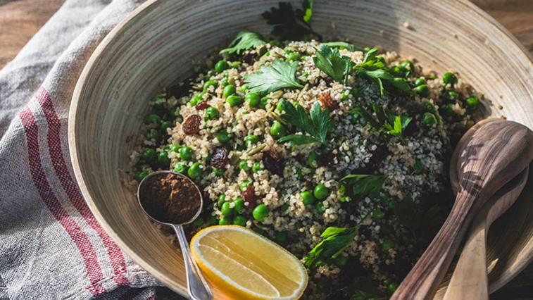 Quinoa saláta grillezett halloumi sajttal és friss fügével 