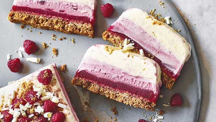 Így készül a málnás fagylalttorta