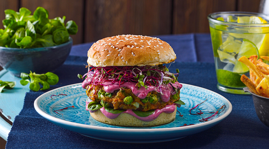 Vegetáriánus burger céklaszósszal és tahini pasztával