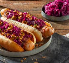 Hot dog , szalonnába tekert virslivel ,lilakáposztával és pirított hagymával