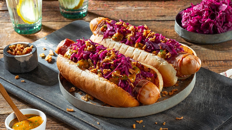 Hot dog , szalonnába tekert virslivel ,lilakáposztával és pirított hagymával