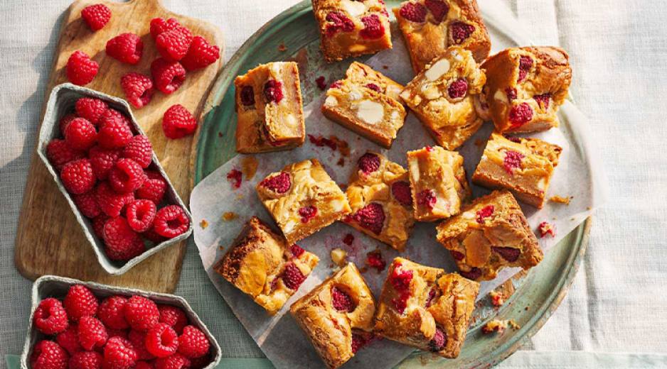 Karamellizált fehér csokis és málnás blondie