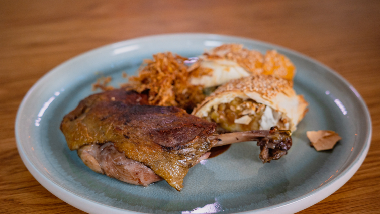 Konfitált kacsacomb hagymás-burgonyás rétessel és sült savanyú káposztával