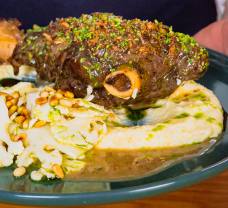 Glasszírozott báránycsülök kecskesajtos polentával és fenyőmagos karfiolsalátával