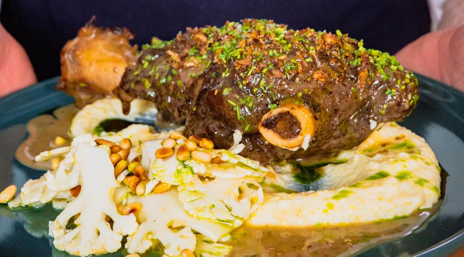 Glasszírozott báránycsülök kecskesajtos polentával és fenyőmagos karfiolsalátával