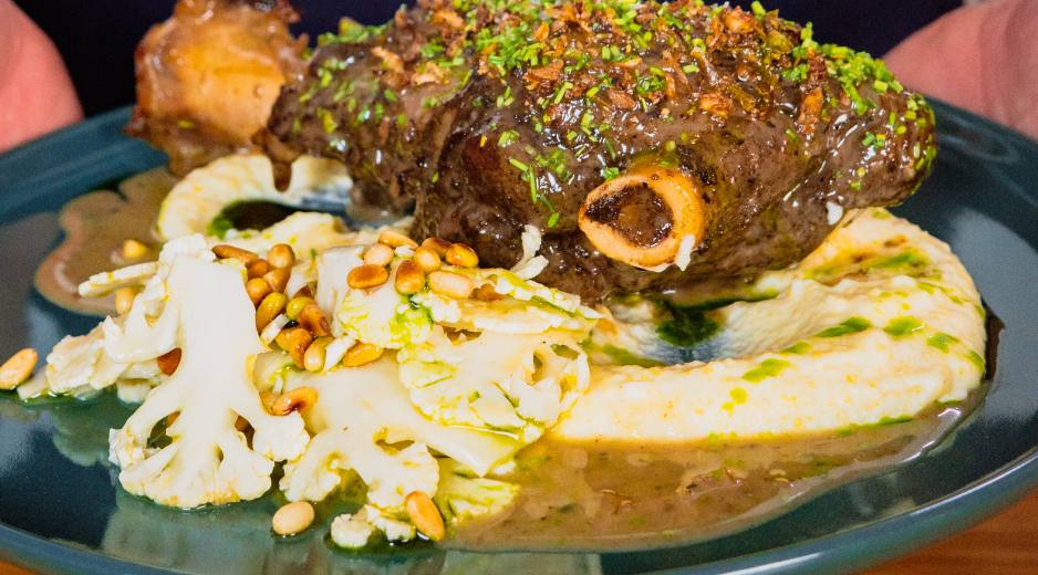 Glasszírozott báránycsülök kecskesajtos polentával és fenyőmagos karfiolsalátával